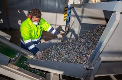 Un operario en una de las plantas de tratamiento de Recycling4all. /RECYCLING4ALL