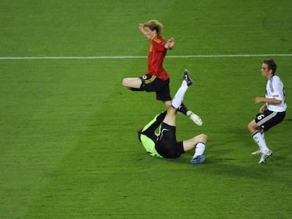 Torres supera al portero Lehmann y a Lahm para marcar en la final de la Euro 2008.