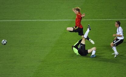 Torres supera al portero Lehmann y a Lahm para marcar en la final de la Euro 2008.