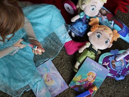 Una nena amb nines de &#039;Frozen&#039;.