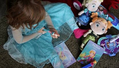 Una nena amb nines de 'Frozen'.