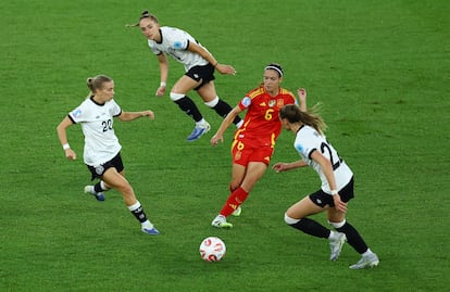 Aitana Bonmatí presionada por varias jugadoras de Alemania.