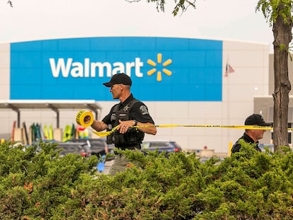 Un policía acordona parte del aparcamiento del Walmart de Traverse City, este sábado.