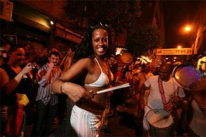 Una chica celebra el Orgullo a ritmo de tambor.