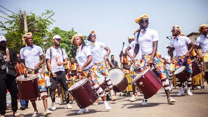 Un grupo de percusionistas participan en el MASA 2022, celebrado en Abiyán, Costa de Marfil.