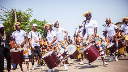 Un grupo de percusionistas participan en el MASA 2022, celebrado en Abiyán, Costa de Marfil.