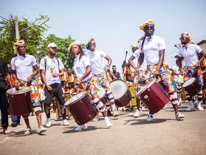 Un grupo de percusionistas participan en el MASA 2022, celebrado en Abiyán, Costa de Marfil.