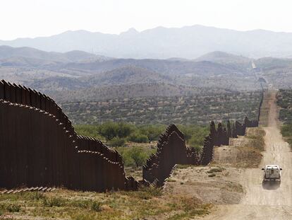 Imagen de la extensa valla que separa Estados Unidos de México en el desierto de Sonora.
