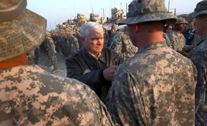 El secretario de Defensa estadounidense, Robert Gates, saluda a soldados en Afganistán en diciembre de 2010.