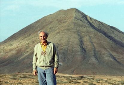 Eduardo Chillida frente a la montaña de Tindaya en una imagen de 1996.