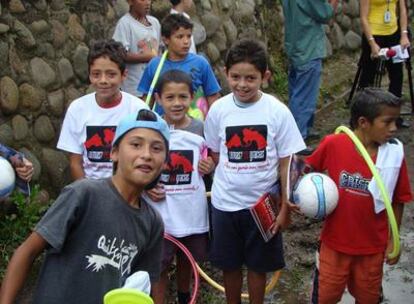 Niños participantes en el programa de canje de juguetes bélicos en Costa Rica.