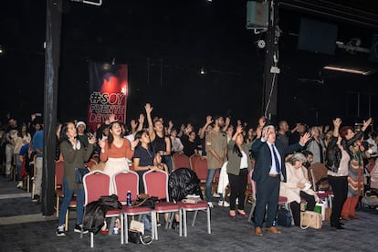 La iglesia Fuente de Vida Center completamente llena el domingo por la mañana.
