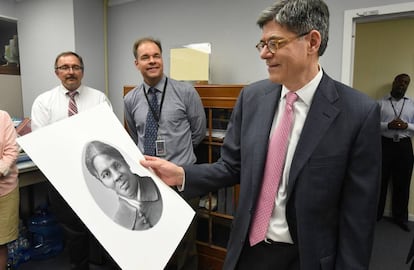 El ex secretario del Tesoro Jacob Lew con un grabado de Harriet Tubman.