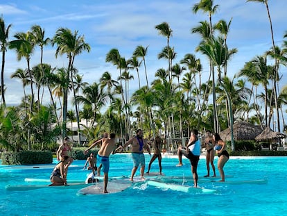 Turistas bailando en un hotel de Punta Cana en diciembre de 2020.