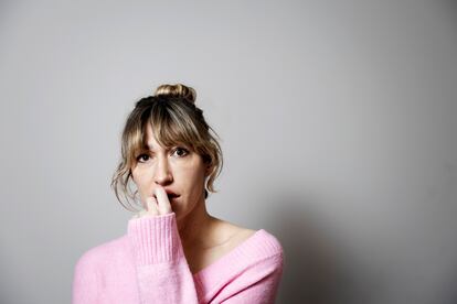 Abril Zamora, en su apartamento en Terrassa. La actriz y guionista se ha convertido en un referente de la generación Z.