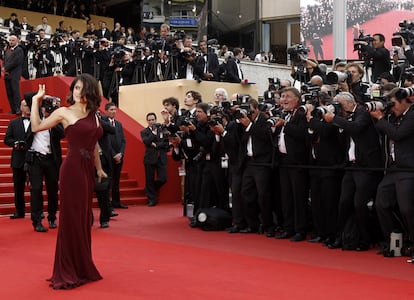 La actriz Salma Hayek posa ante los fotógrafos a su llegada a la <i>premier</i> de <i>Robin Hood</i> en el Festival de Cannes.