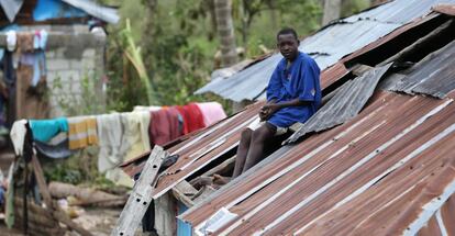 Un hombre observa su casa destruida en Les Cayes (Haití).