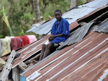 Un hombre observa su casa destruida en Les Cayes (Haití).