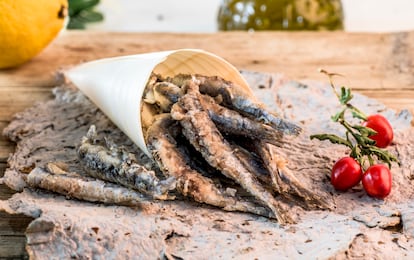 Para hacer una buena fritura de boquerones es necesario que la temperatura del aceite esté muy alta.