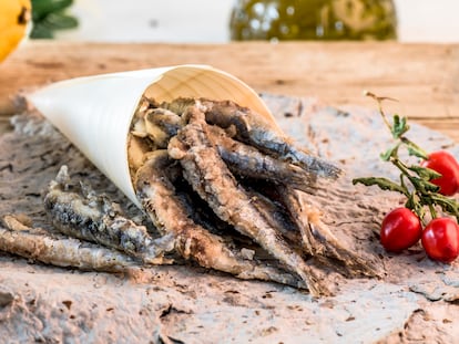 Para hacer una buena fritura de boquerones es necesario que la temperatura del aceite esté muy alta.