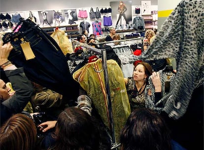 Una de las numerosas clientas de H&M, que esperaban desde primeras horas, intentan hacerse con uno de los diseños realizados por el italiano Roberto Cavalli que hoy han puesto a la venta las tiendas que la firma sueca tiene Madrid.