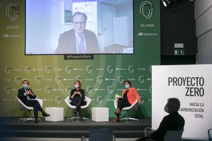 Margarita Delgado (centro), Aitor Jauregui (izquierda), Ambroise Fayolle (en pantalla) y Montserrat Domínguez, en un momento del foro.