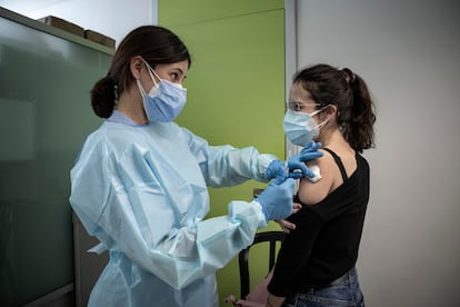 Inyección de la segunda dosis de la vacuna de Pfizer en un centro de salud de Valencia el 3 de febrero.