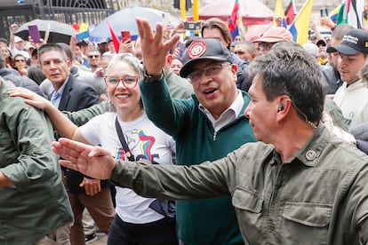  El presidente colombiano, Gustavo Petro (c), acompañado de la senadora María José Pizarro (c-i), saluda durante una marcha.