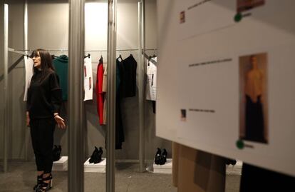 La diseñadora Amaya Arzuaga, en su vestuario, minutos antes de su desfile.