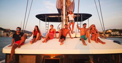 Amigos que han alquilado un barco con Boatjump.