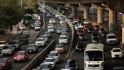 Vehículos circulan por el Periférico Sur durante una contingencia ambiental en Ciudad de México, el 30 de abril.