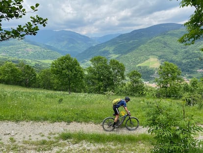 Un participante de la Transpyr en pleno descenso hacia Camprodon.