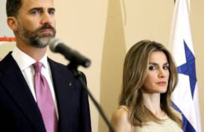 El príncipe Felipe de Borbón y su esposa, Letizia, fueron recibidos en el aeropuerto de la capital ecuatoriana por el embajador español en Quito, Víctor Fagilde.
