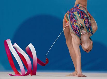 La gimnasta italiana Talisa Torretti, durante la competición de gimnasia rítmica femenina, en la categoría individual de los Juegos Olímpicos de la Juventud, en Buenos Aires (Argentina).