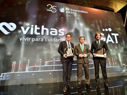 Rosauro Varo, presidente de GAT Inversiones y Jorge Gallardo, presidente de Vithas, reciben el Premio Emprendedor del Año de EY 'ex aequo', de manos de Federico Linares, presidente de EY.