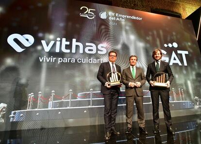 Rosauro Varo, presidente de GAT Inversiones y Jorge Gallardo, presidente de Vithas, reciben el Premio Emprendedor del Año de EY 'ex aequo', de manos de Federico Linares, presidente de EY.