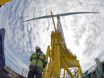 Montaje de una turbina en el campo eólico marino East Anglia One, en el Mar del Norte.