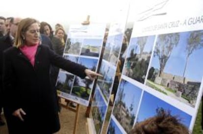 La ministra de Fomento, Ana Pastor, señala uno de los paneles durante el acto de inauguración de las obras de rehabilitación del Castillo de Santa Cruz en A Guarda.