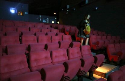 Una espectadora abandona una sala buida d'un cinema madrileny.