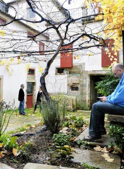 La parra del patio de la recién remodelada Casa del Deán de Santiago de Compostela.
	
El <i>jazzman</i> con pasamontañas.