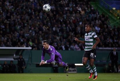 Cristiano Ronaldo y Marvin Zeegelaar disputan el balón.