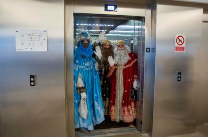 Los Reyes Magos saludaban el jueves en un ascensor a su llegada al centro cultural Tabakalera de San Sebastián.