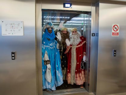 Los Reyes Magos saludaban el jueves en un ascensor a su llegada al centro cultural Tabakalera de San Sebastián.