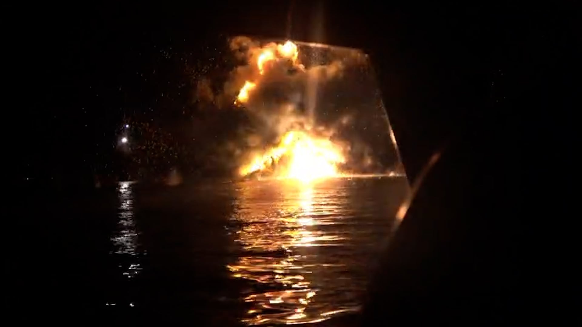 Destrucción de un petrolero de EEUU en el Golfo Pérsico, en marzo.