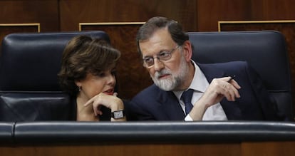 Soraya Sáez de Santamaría y Mariano Rajoy, en un pleno en el Congreso.