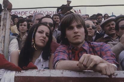 La actriz acude junto a su amigo Miguel Bosé a una corrida de toros en Las Ventas en 1980.