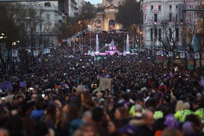 Participantes en la marcha feminista de Madrid, celebrada este viernes con motivo del Día de la Mujer, bajo el lema "Somos imparables, ¡feministas siempre!".