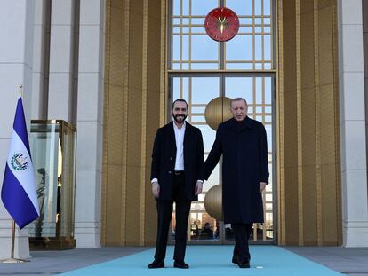 El presidente de El Salvador, Nayib Bukele, posa junto a su homólogo turco, Recep Tayyip Erdogan, este jueves en el Palacio presidencial en Ankara.