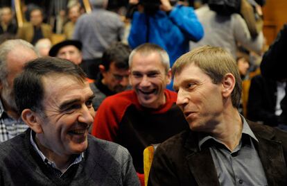 Iñigo Iruin y  Rufi Etxeberria, en primer término, y Jose Permach, sonríen durante la presentación de la nueva Batasuna.