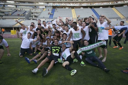 Los judadores del Córdoba CF celebran la conquista del ascenso en el último suspiro.